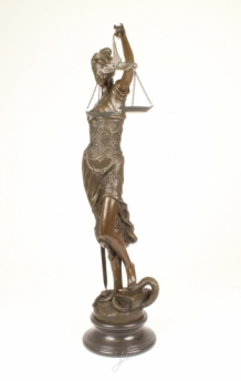 Een zeer fors bronzen beeld van de Vrouwe Justitia