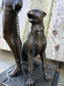 Een bronzen beeld van Cleopatra met PANTHER