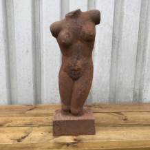 Prachtige gietijzeren vrouwelijke torso.