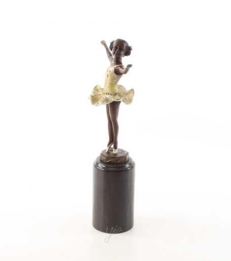 Een bronzen beeld/sculptuur van een ballerina met gekleurde kleren