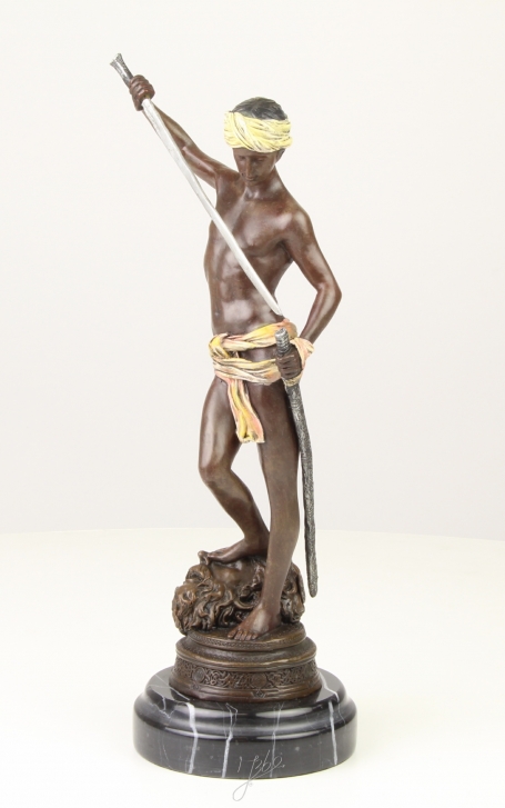 Een bronzen beeld/sculptuur van David's overwinning op Goliath