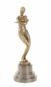 Een bronzen beeld/sculptuur van een bedeesde danseres