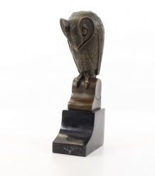 Een bronzen beeld/sculptuur van een uil