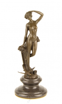 Een prachtige bronzen sculptuur van een nymph op marmeren basis.