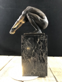 Een bronzen beeld/sculptuur van een duikende man, ''THE DIVE''