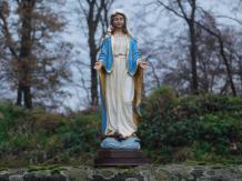 Statue der Heiligen Maria - Polystone - in Farbe