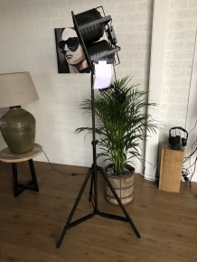 Prachtige industriële spot-studio-film lamp op statief, zwaar uitgevoerd metaal.