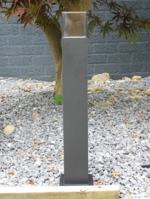 Roest kleurige / zwarte staande buitenlamp, lantaarn, smoked glas, 60cm, aluminium.