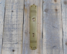 1 Lange deurplaat,  ''Laudi'' in messing gepolijst, jaren 30 stijl, fraai.