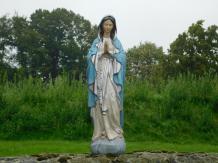 Statue Maria mit Rosenkranz - Polystone - In Farbe