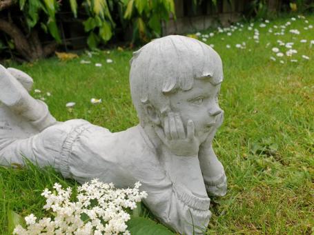 tuinbeeld , liggende jongen 