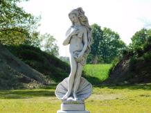 Statue Frau mit Muschel auf Sockel - 140 cm - Stein