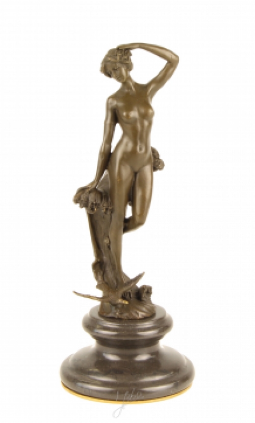 Een prachtige bronzen sculptuur van een nymph op marmeren basis.