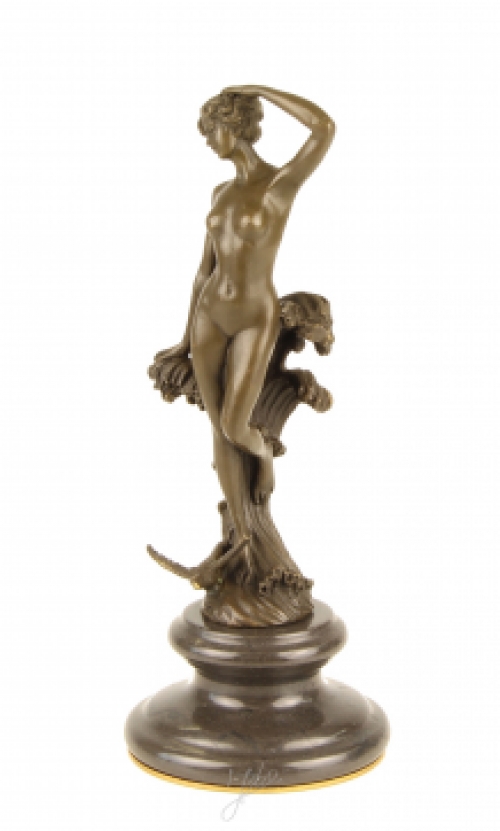 Een prachtige bronzen sculptuur van een nymph op marmeren basis.