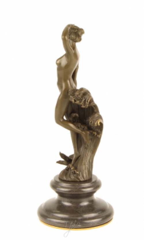 Een prachtige bronzen sculptuur van een nymph op marmeren basis.