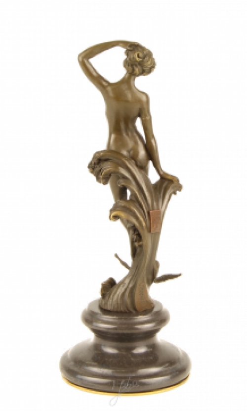 Een prachtige bronzen sculptuur van een nymph op marmeren basis.