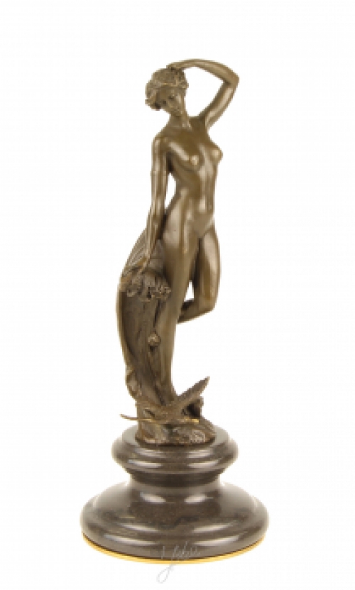 Een prachtige bronzen sculptuur van een nymph op marmeren basis.