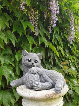 Katze Carlotte, Gartenstatue, Beton