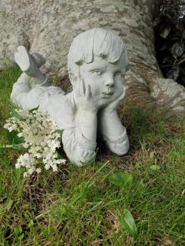 Gartenstatue, liegender Junge