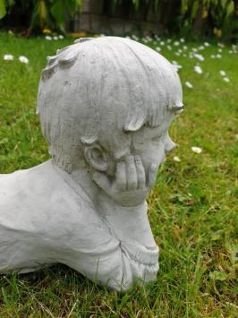 Gartenstatue, liegender Junge