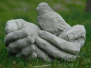 Aktuelles: Vogelbad - Hände mit Vogel - Stein